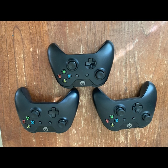 Xbox One with 3 Games and 3 Controllers - Picture 4 of 8